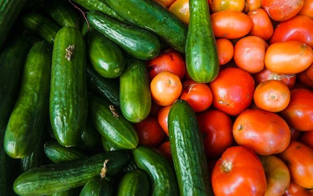 Can rabbits eat cucumbers? Cucumbers and tomatoes in the picture